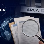 Logo y edificio institucional de ARCA con documentos financieros, lupa y red internacional