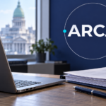 Composición editorial de ARCA, computadora y documentación laboral