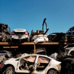Automotores desarmados en un establecimiento de recuperación de piezas.