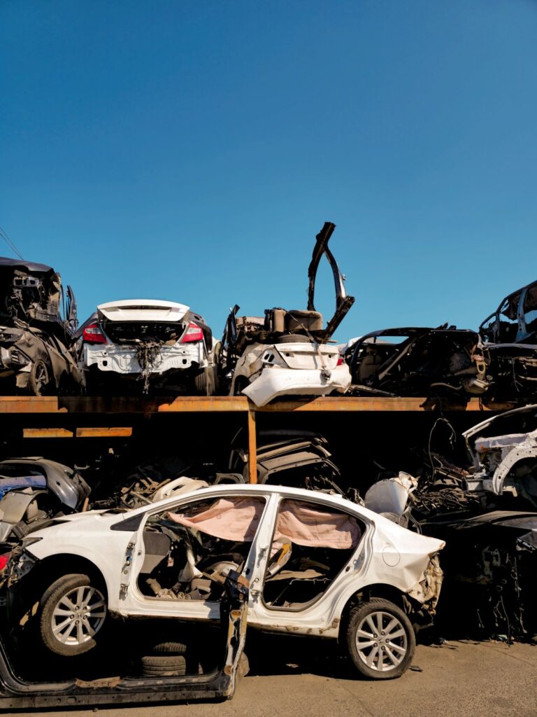 Automotores desarmados en un establecimiento de recuperación de piezas.